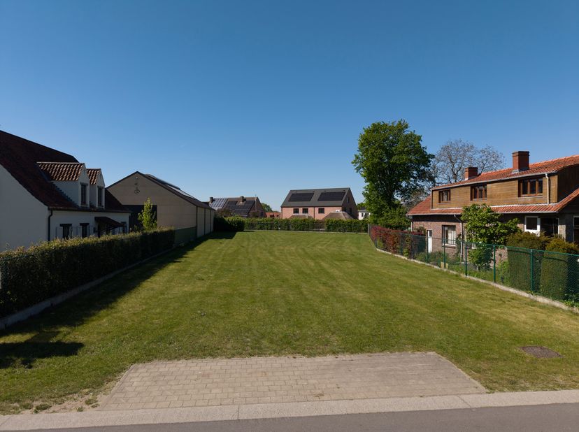 Ligging<br />
Deze bouwgrond is gelegen in de Nazarethstraat in De Pinte, een gegeerde locatie die rust, bereikbaarheid en woonkwaliteit perfect combi