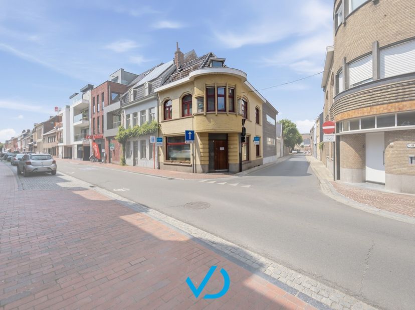 Op een toplocatie in de Ieperstraat, midden in het bruisende centrum van Poperinge, bevindt zich deze verrassend ruime en volledig instapklare woning.