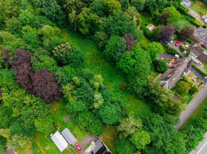 Situation :<br />
Ce terrain à bâtir de 1 527 m² est situé dans un emplacement extrêmement central à Sint-Denijs-Westrem, plus précisément au 40, aven