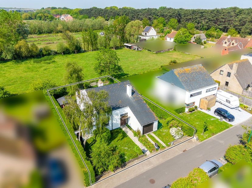 Cette imposante villa à rénover bénéficie d’un emplacement calme dans une rue sans issue, à quelques pas du centre de De Haan. La maison offre une sur