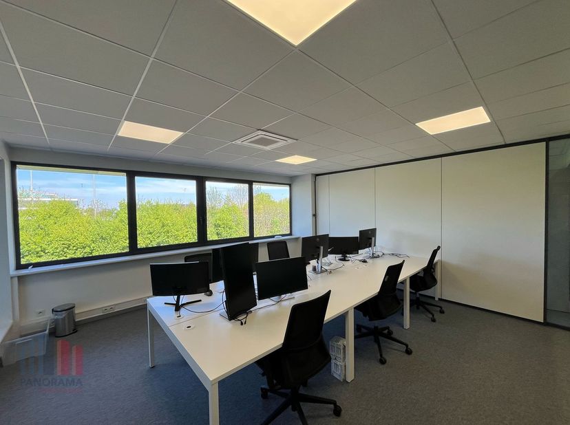 Espace de bureau prêt à l'emploi d'une superficie de 339 m² à louer. Excellente situation à proximité de l'autoroute E40, à 1 minute de la sortie 14 S