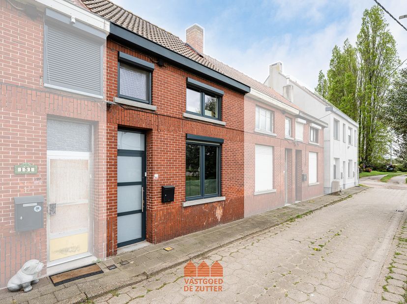 Deze woning, gelegen in de Leegstraat in Zelzate, is dé ideale kans voor starters of investeerders. Gelegen op een centrale, doch rustige ligging. All