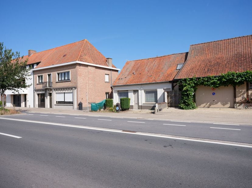 Op zoek naar een pand waar je volledig je eigen stempel op kan drukken? Deze woning aan de Oostrozebekestraat te Ingelmunster is toe aan een totaalren