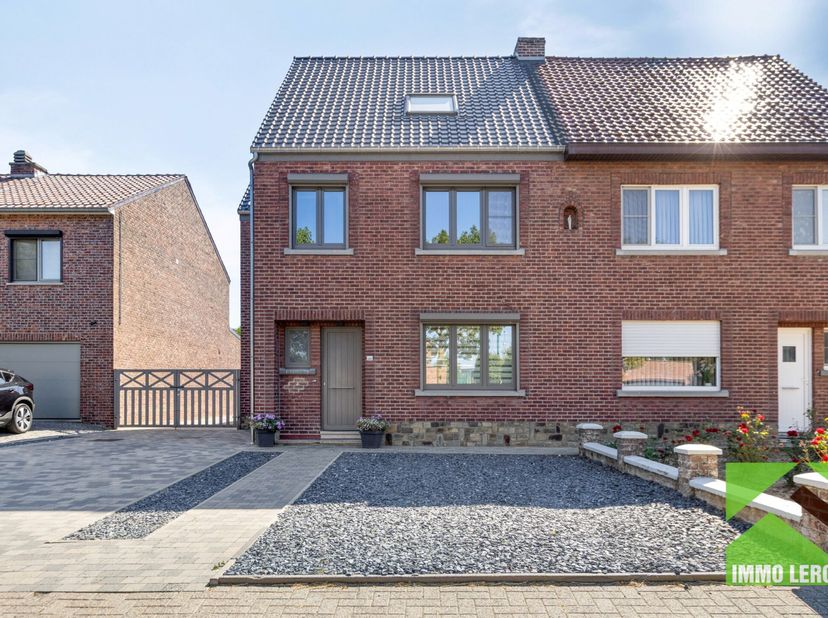 Op een mooi perceel van circa 9 are bevindt zich deze volledig gerenoveerde en uitstekend onderhouden gezinswoning. De woning combineert een verrassen