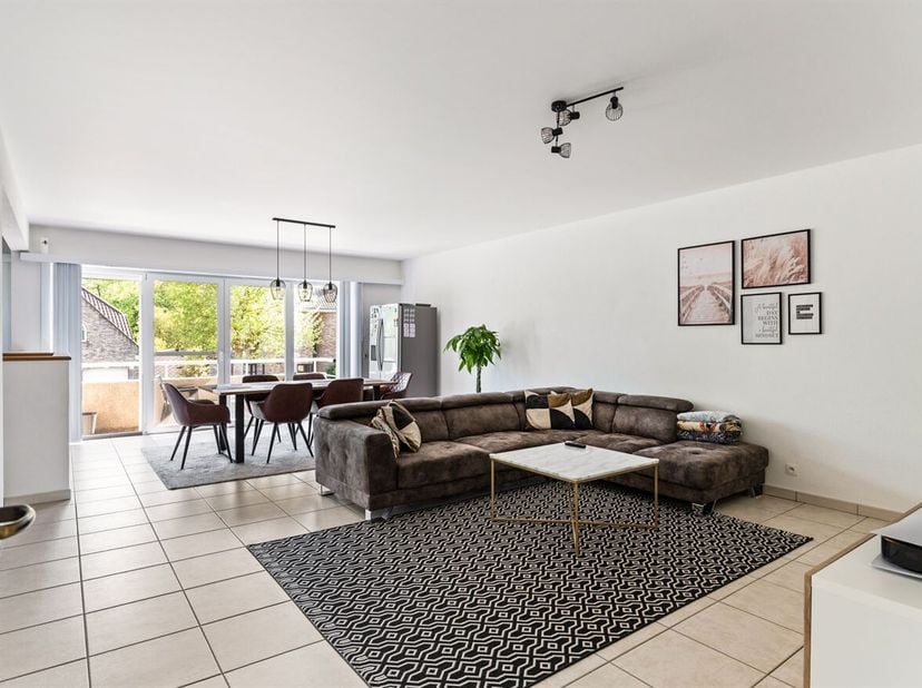 Ruim appartement met 3 slaapkamers en terras<br />
Dit appartement is gelegen op een centrale locatie met winkels, scholen, openbaar vervoer en belang