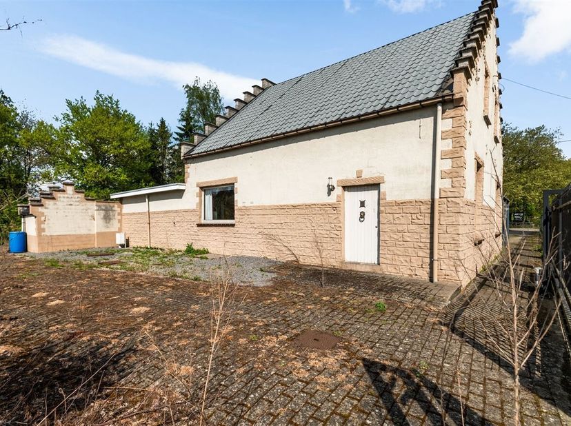 Unieke vrijstaande woning met ruime garage/werkplaats van ca. 220 m².<br />
Omschrijving:<br />
Bij het betreden van de woning komen we in de ruime in