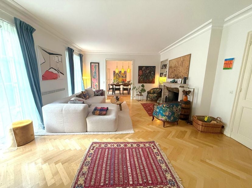 Entre la Place Dumon et le Parc de Woluwe. Villa spacieuse et lumineuse dans un clos calme. 5 chambres, dressings intégrés, 2 salles de bains, 2 salle