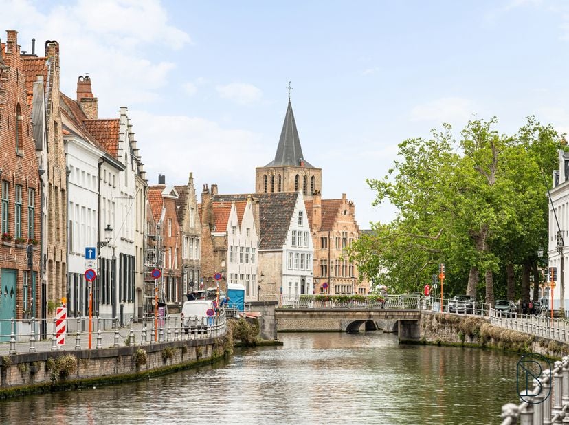 Charmante, volledig gerenoveerde stadswoning met 3 slaapkamers, 2 badkamers en zonnig terras<br />
In het gegeerde Sint-Annakwartier, midden in het hi