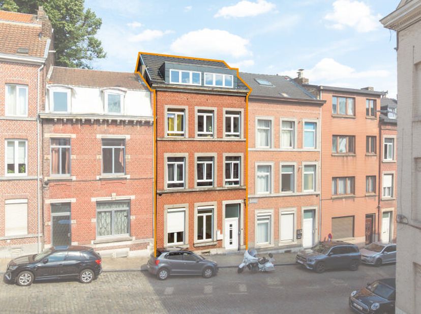 Immeuble comprenant 3 appartements situé à proximité de la Basilique Saint-Martin et du centre ville dans le quartier Saint-Laurent. Le bien comprend