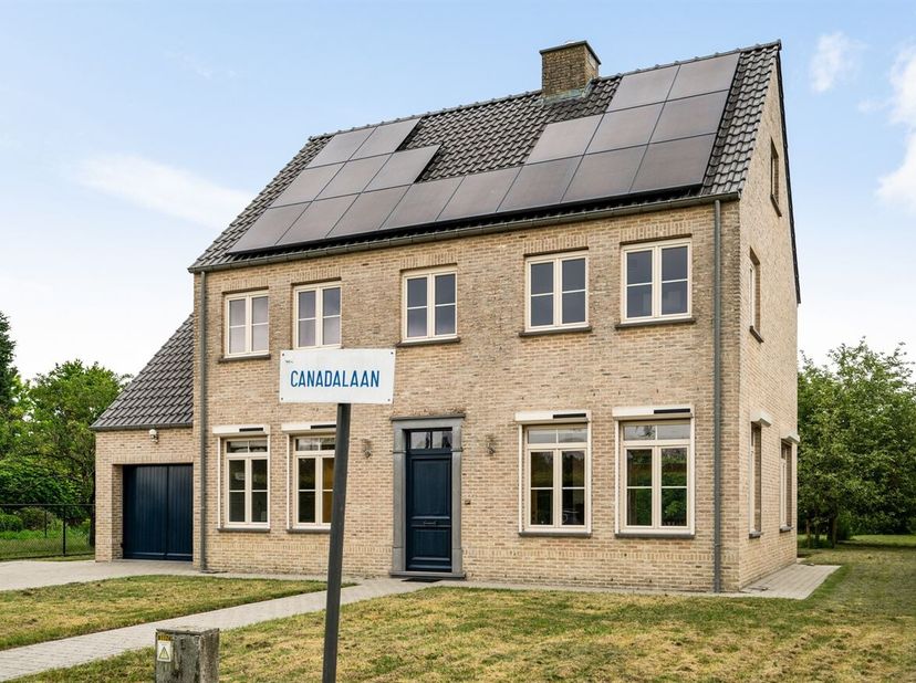 Ruime gezinswoning met 5 slaapkamers en garage op 882 m²<br />
Deze ruime gezinswoning met 5 slaapkamers is gelegen op een gunstige locatie in Vossela