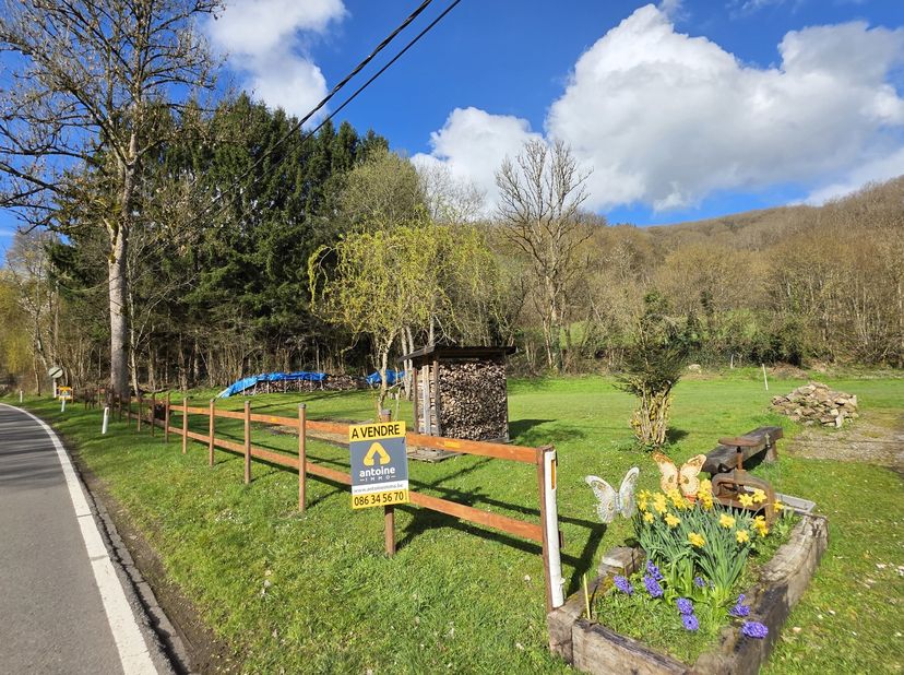 Située dans le charmant village d’Eveux, à seulement 12 km de Barvaux et 15 km du centre historique de Durbuy, cette parcelle à bâtir de 984 m² offre
