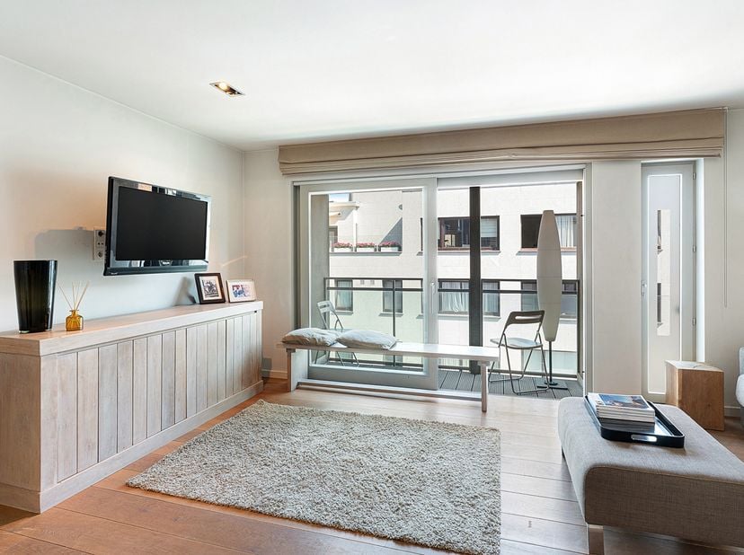 Appartement moderne et meublé situé dans un petit immeuble récent, dans un emplacement central près du centre-ville et de la plage Albert. Composition