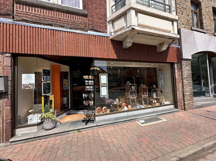 Visitez ce bien virtuellement: https://urls.fr/i8i4KM. HAMOIR - Venez découvrir sans tarder ce rez-de-chaussée commercial à louer de ± 66m² situé dans