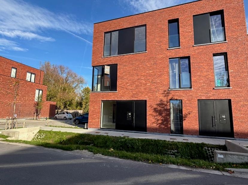 Ligging en omgeving<br />
Deze nieuwbouwwoning ligt in Mariakerke en is omringd met water, wandel en fietspaden en heeft een uiterst goede omsluiting,