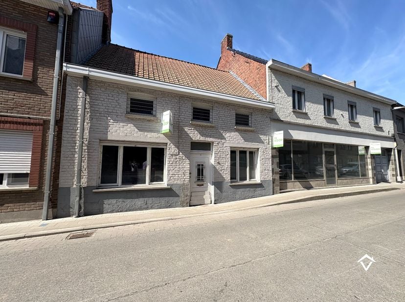 Een zeldzame kans in hartje Koekelare: twee gekoppelde woningen, waarvan één een voormalig handelspand, samen goed voor 522 m² bewoonbare oppervlakte
