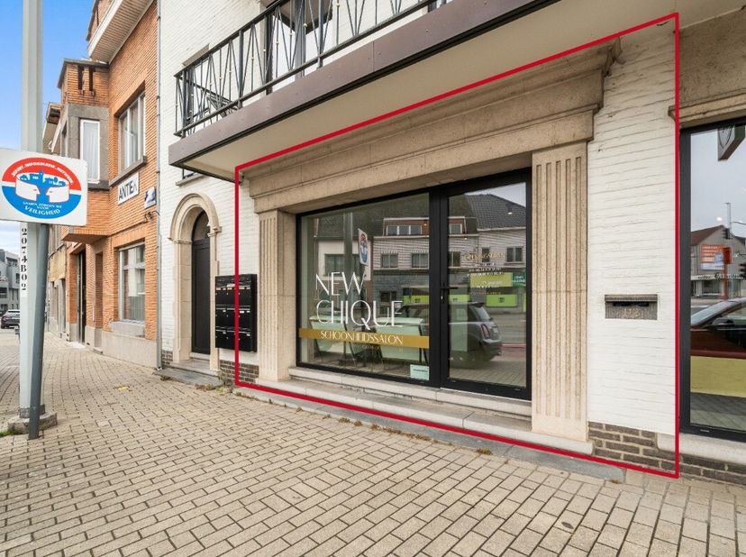 Op zoek naar een instapklare handelsruimte op een commerciële topligging in Ninove? Deze veelzijdige handelsruimte combineert uitstekende zichtbaarhei