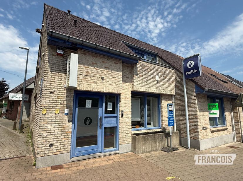 Multifunctioneel gebouw in het centrum van Lendelede<br />
Ontdek dit veelzijdige pand in het centrum van Lendelede, ideaal voor ondernemers, vrije be
