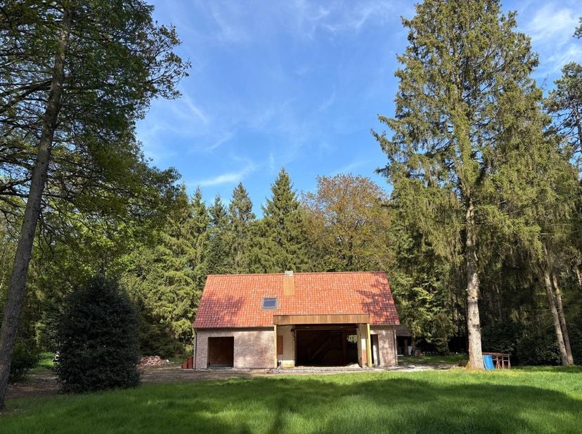 Ruime af te werken villa,&amp;nbsp;unieke&amp;nbsp;topligging&amp;nbsp;aan de&amp;nbsp;Kluis in&amp;nbsp;Zolder (Bolderberg).<br />
<br />
Ruime af te werken villa (ruwbo