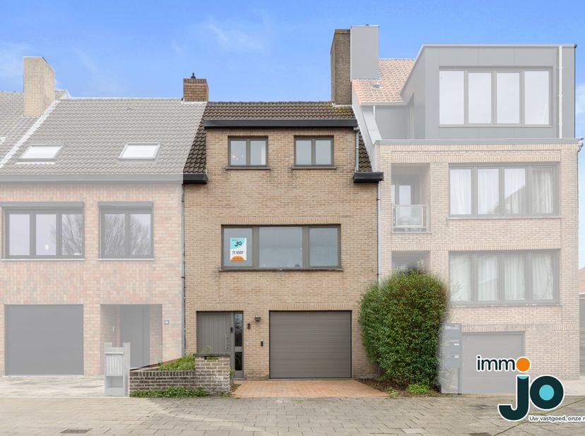 In de rustige Hulstlaan in Mariakerke/Stene bevindt zich deze ruime en verzorgde beletagewoning op een bijzonder aangename locatie. De straat is doodl