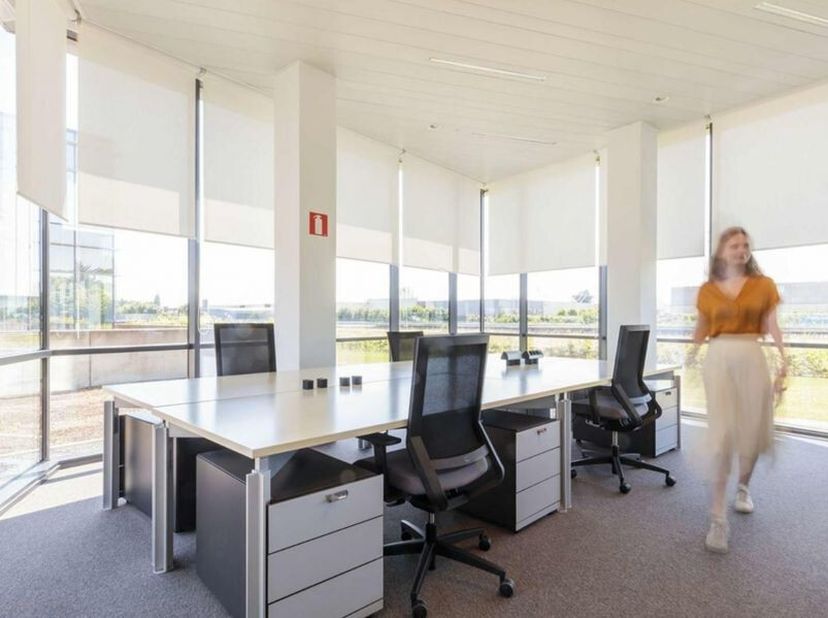 Dit kantoorgebouw in Erembodegem maakt het mogelijk om direct operationeel te zijn in een professionele omgeving met flexibele kantoorruimtes en opsla