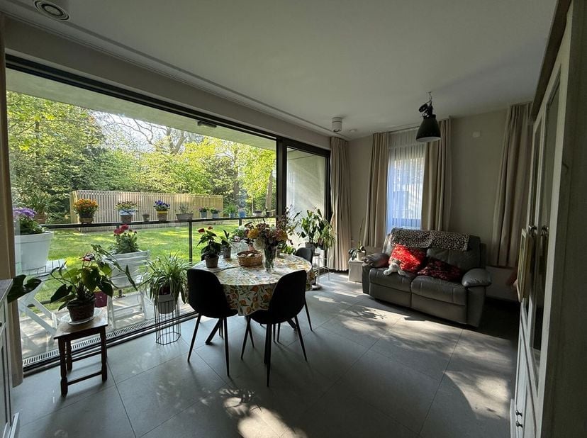 Locatie: service flat gelegen op het gelijkvloerse in Prins Kavelhof. Het is centraal gelegen in een groene omgeving, vlakbij winkels en het centrum v