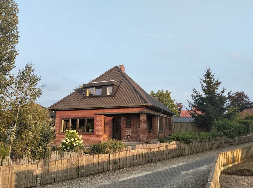 VRIJSTAANDE WONING MET VRIJSTAANDE GARAGE EN WERKHUIS OP EEN PERCEEL VAN 12A67CA TE MAASEIK (NEEROETEREN)<br />
TROEVEN<br />
- Rustig en landelijk ge