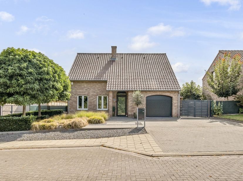 Op zoek naar een woning waar u zonder grote zorgen uw intrek kunt nemen? Deze verzorgde en doorheen de jaren grondig vernieuwde eengezinswoning in Zic