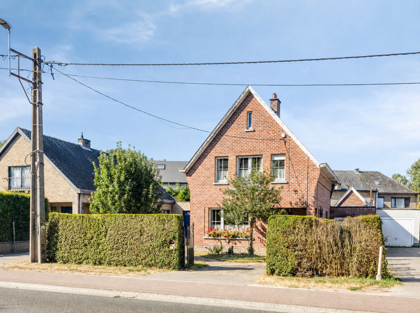 Deze te renoveren open bebouwing biedt een uitstekende basis voor wie op zoek is naar een woning met potentieel. Met maar liefst 3 slaapkamers, een ru