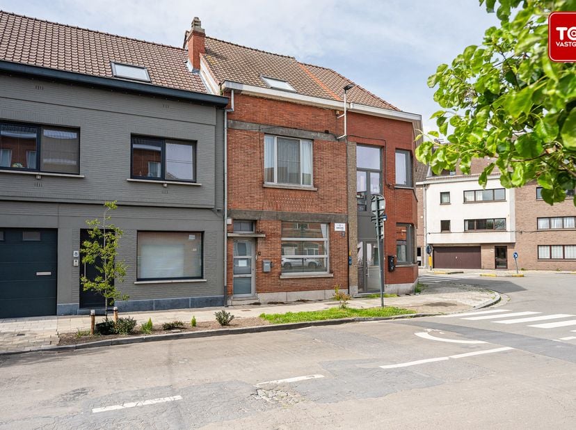Deze charmante rijwoning met 4 slaapkamers en garage bevindt zich tussen het station Gent St-Pieters en het UZ gent. Werkelijk een toplocatie, strateg