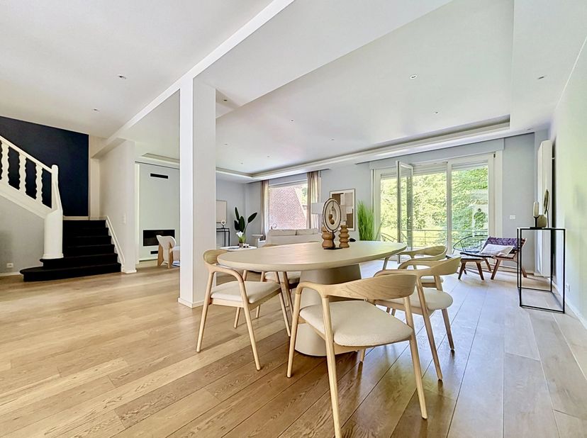 Dát elegante, discrete gevel, dit prachtige herenhuis gelegen in het hart van Uccle, onthult uitzonderlijke volumes en een opmerkelijke leefomgeving.