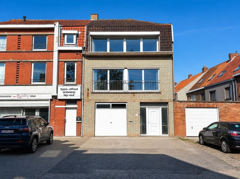 Groot en stevig woonhuis met een interessante garage en 2 parkeerplaatsen, rustig gelegen in het dorp van Zeebrugge. De woning vraagt om een vernieuwi