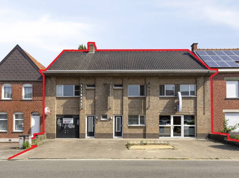 Op een centrale ligging in Gullegem bevindt zich dit veelzijdige handelspand met een appartement op de verdieping. Dankzij de ruime commerciële opperv