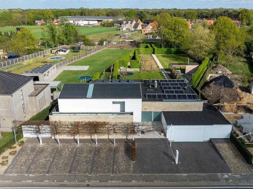 Magnifique villa moderne (construite en 2001) avec bureaux/cabinet ou espace de vie supplémentaire sur un magnifique terrain de 3 140 m², située à pro