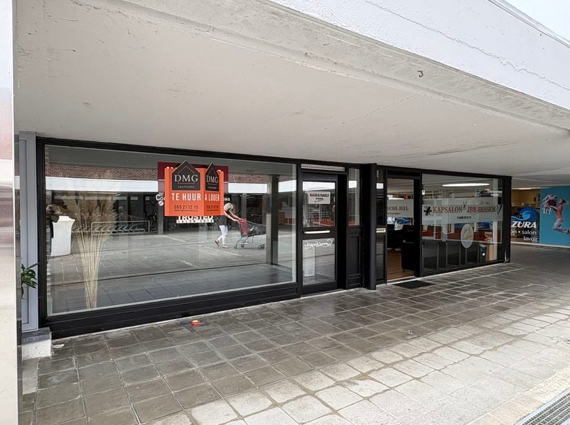 Bent u op zoek naar een instapklaar handelspand met een uitstekende commerciële ligging? Dan is dit pand op de site van Delhaize, zeker een bezoek waa