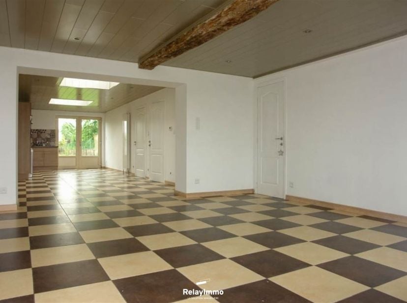 Mooi huis met een woonoppervlakte van +/- 125 m², met twee slaapkamers en een grote tuin.<br />
Ruime, lichte woonkamer met zit- en eetgedeelte, open