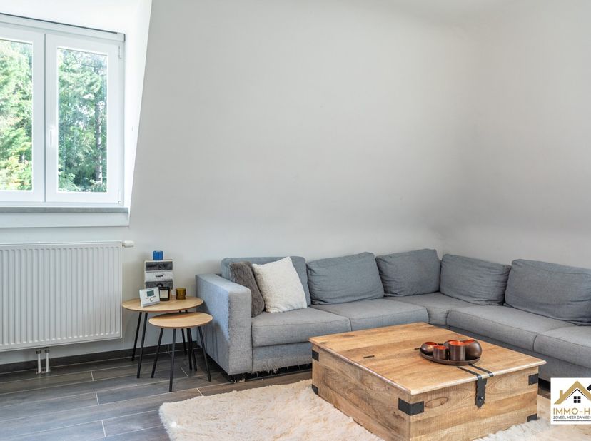 Deze recent gerenoveerde villa combineert een karaktervolle uitstraling met een verzorgde afwerking in luxueuze materialen en biedt verrassend veel ru