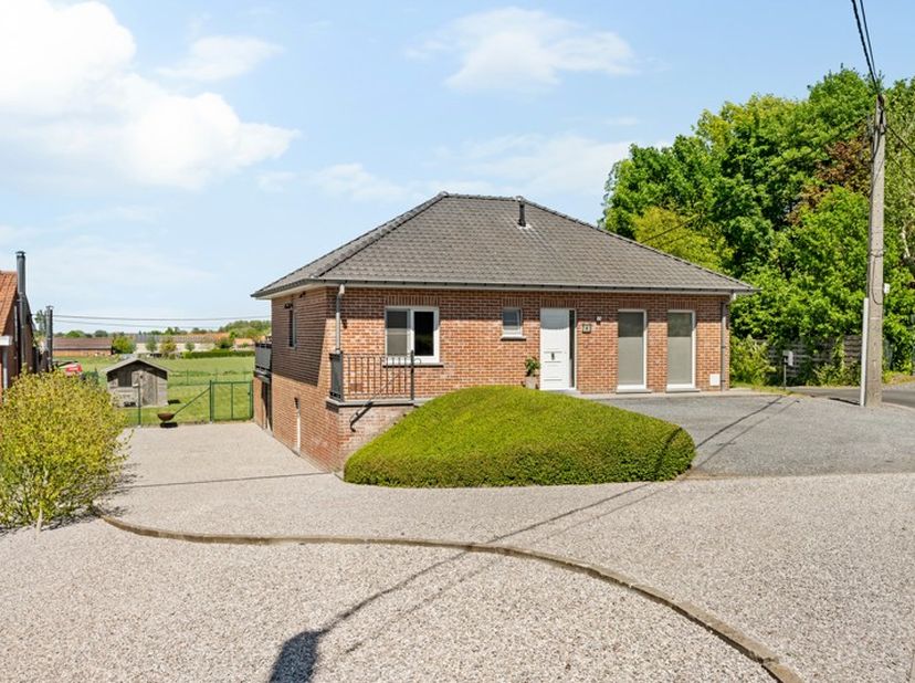 Landelijk, rustig en omgeven door groen bevindt zich deze prachtige villa in Zonnebeke, gelegen op een royaal perceel van 2.035 m².<br />
Deze eigendo