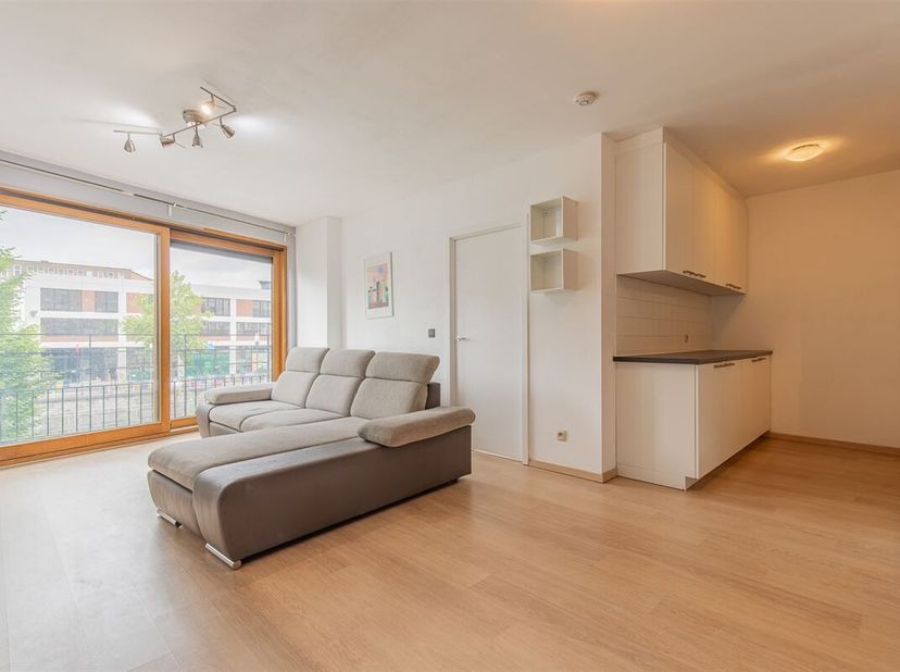 Appartement lumineux et prêt à emménager avec terrasse, emplacement de parking et emphytéose excellente situation à Bruxelles. <br />
Cet appartement