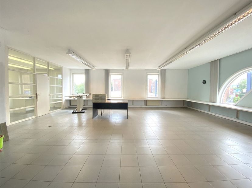 Ligging<br />
Graag bieden wij u een kantoorruimte met verdiep te huur met een totale oppervlakte van 150 m². De ruimte bevindt zich op het gelijkvle