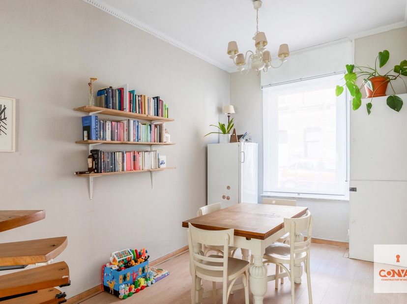 Deze toffe woning is gelegen in een rustige straat op wandelafstand van lokale handelaars, winkels en scholen. Het stadscentrum van Gent is gemakkelij