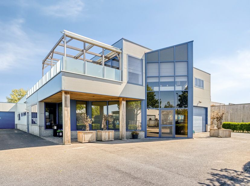 Instapklaar bedrijfsgebouw in bedrijvenzone Riethoek te Blankenberge, ideaal voor voeding, bakkerij of confiserie, gecombineerd met een ruim en lichtr