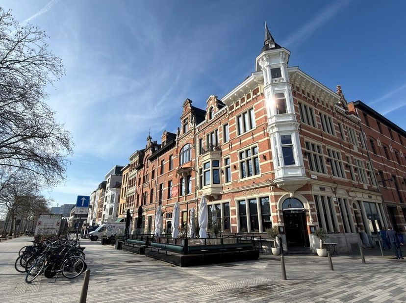 Instapklare kantoorruimte (131m²) te huur in de voormalige pakhuizen van de Noordnatie, gelegen in de Wapenstraat in Antwerpen, tussen de Waalse Kaai