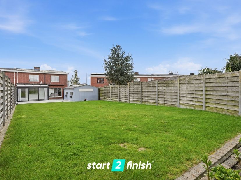 Op zoek naar een woning met ruimte, licht en tal van mogelijkheden?<br />
Deze halfopen bebouwing gelegen in de Rodenbachstraat 41 te Hooglede biedt a