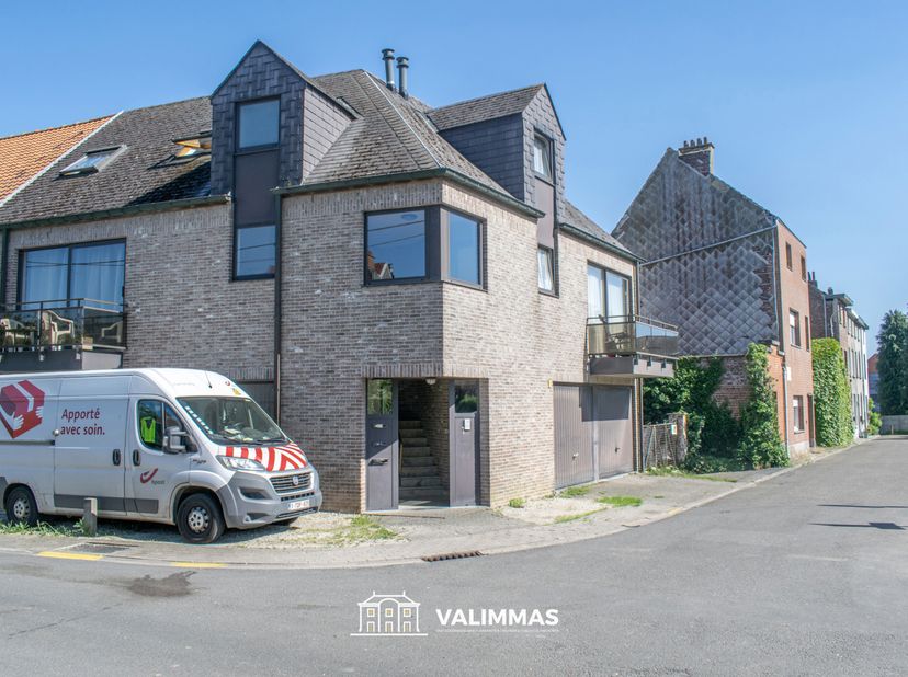 VALIMMAS verkoopt nabij het centrum van Asse deze rustig en residentieel gelegen opbrengsteigendom met 3 appartementen en garage...    <br />
<br />
A