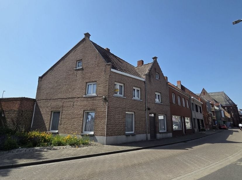 Op te frissen 5-slaapkamerwoning met GARAGE, TERRAS en BINNENTUIN op een centrale ligging in het centrum van Rudddervoorde, op wandelafstand van de Ma