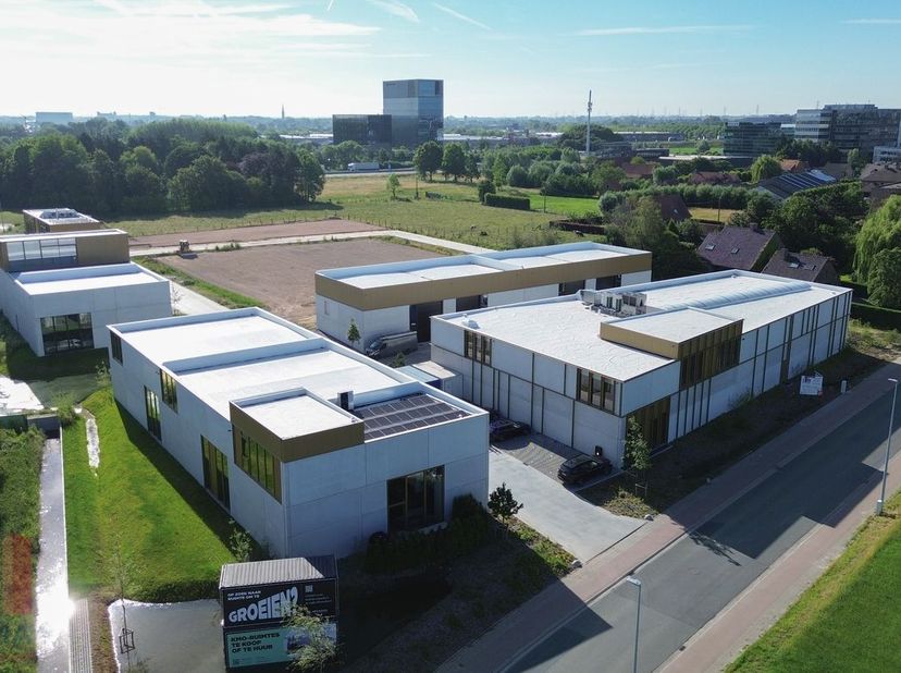 Nieuwbouw KMO-unit met een oppervlakte van +/- 227&amp;nbsp;m² en 2 privatieve parkeerplaatsen te koop. Fantastisch gelegen langs de Kwadestraat in de sch