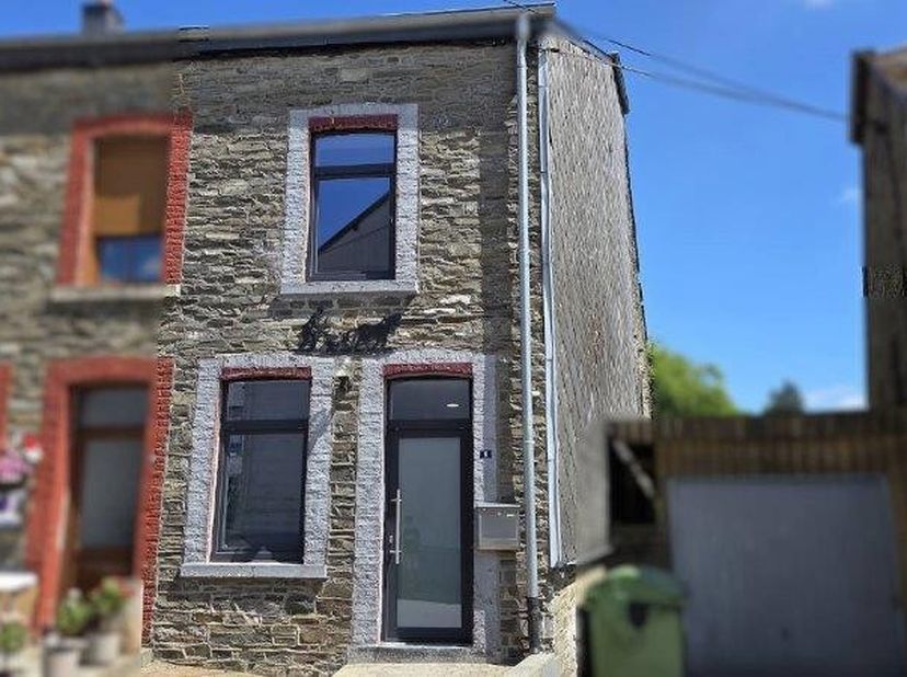 Charmante gerenoveerde woning (+-140m²), gelegen nabij het stadcentrum.<br />
<br />
Indeling van deze woonst : (2 slaapkamers, 1 badkamer)<br />
Geli