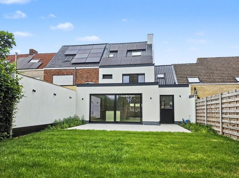 STARTPRIJS:<br />
Op zoek naar een stijlvolle woning waar comfort, ruimte en energiezuinigheid perfect samenkomen? Dan is deze volledig gerenoveerde w