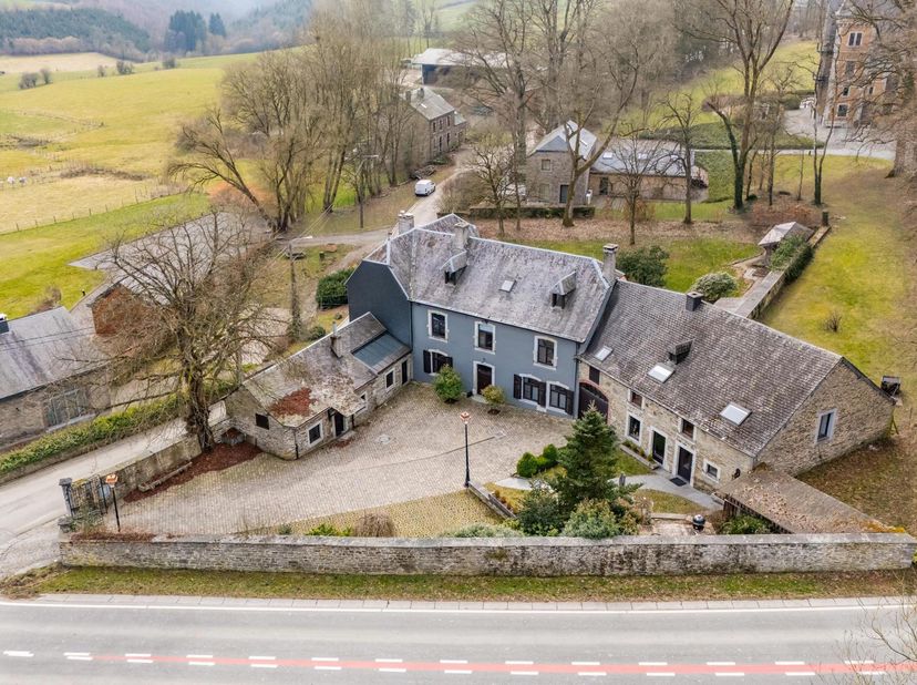 Easyhome Immobilier a le plaisir de vous présenter cet exceptionnel ensemble immobilier à caractère rural !<br />
Idéalement situé sur les hauteurs de