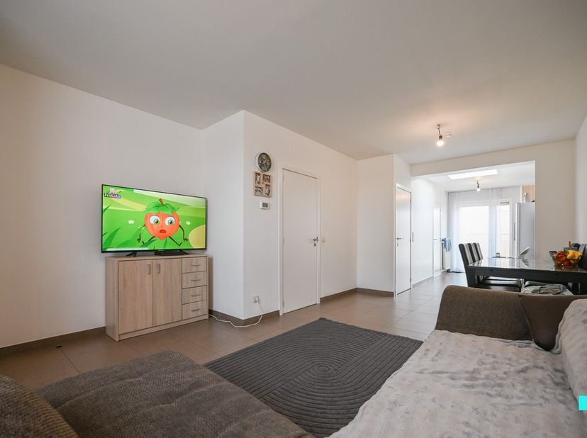 Ontdek deze knusse, instapklare woning met twee slaapkamers, gelegen nabij het centrum van Izegem met poortje/uitweg achteraan het perceel én beschikk